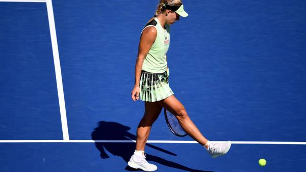 Mit ihrem Aus in der ersten Runde der US Open 2019 hat Angelique Kerber einen neuen Tiefpunkt in ihrer Karriere erreicht. Sie verliert nach drei Sätzen (5:7, 6:0, 4:6) gegen die Französin Kristina Mladenovic