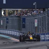 Weltmeister Max Verstappen bleibt auch in Miami der Dominator im Sprint-Rennen. Der Niederländer siegt vor Charles Leclerc und baut eine Erfolgs-Serie weiter aus. Lando Norris und Lewis Hamilton enttäuschen. 