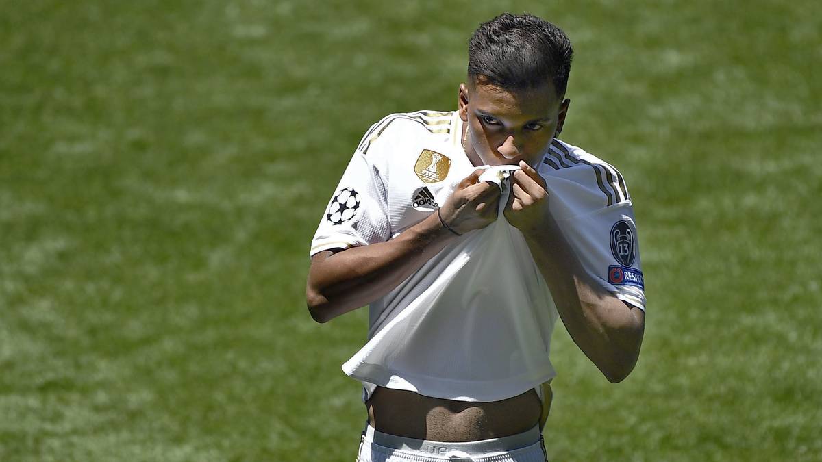 Stolze 45 Millionen Euro legt Real Madrid für Rodrygo Silva de Goes, kurz Rodrygo, auf den Tisch. Bereits im letzten Sommer haben die Königlichen das brasilianische Toptalent verpflichtet, nun, wo er das 18. Lebensjahr erreicht hat, darf er auch nach Madrid