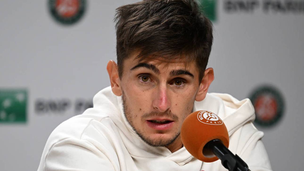 Matteo Arnaldi nahm trotz Krankheit an der Pressekonferenz teil