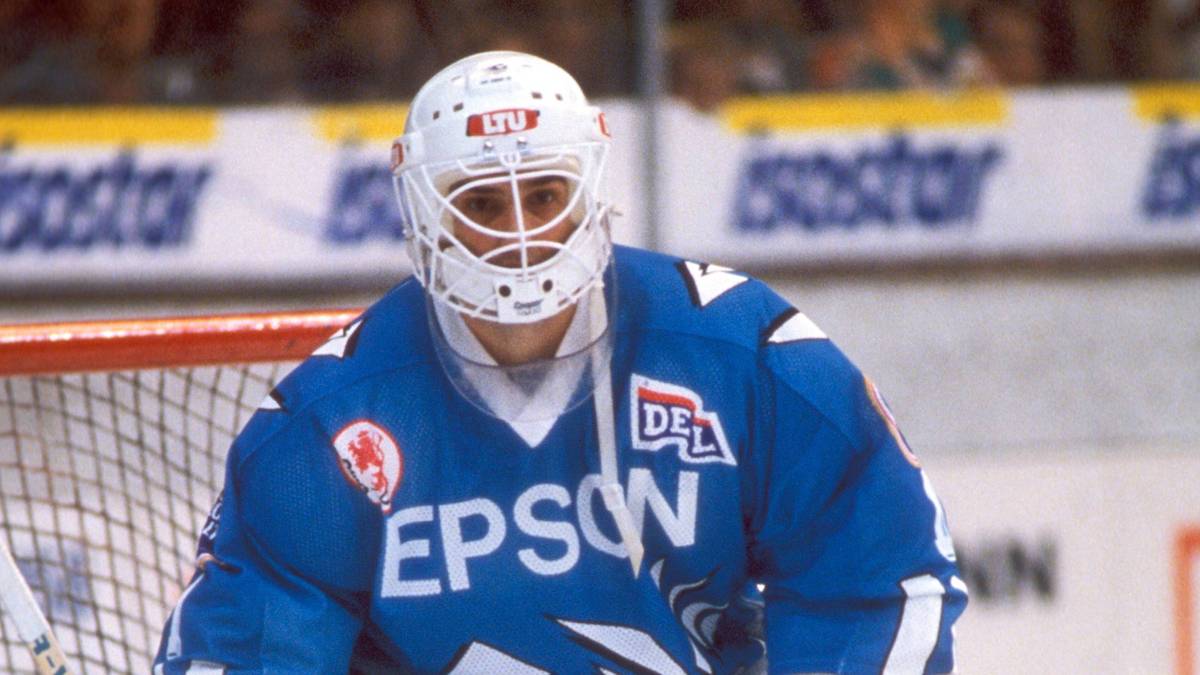 Benoit Doucet erzielte schließlich das umjubelte 2:1 im Eisstadion an der Brehmstraße, die DEG wurde zum vierten Mal in Folge deutscher Meister. Der zweite Held neben Doucet: Der sensationell haltende Ersatzkeeper Christian Frütel, der den damaligen Nationaltorhüter Helmut de Raaf (Bild) ersetzte, der sich im vierten Spiel verletzt hatte