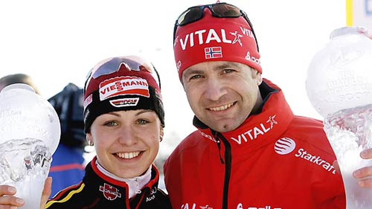 Neben ihren Medaillen bei WM und Olympia gewann Neuner auch dreimal den Gesamt-Weltcup, 2008 zusammen mit Biathlon-Legende Ole Einar Björndalen (r.). Insgesamt feierte sie 47 Weltcup-Siege in ihrer Karriere, 13 davon mit der Staffel