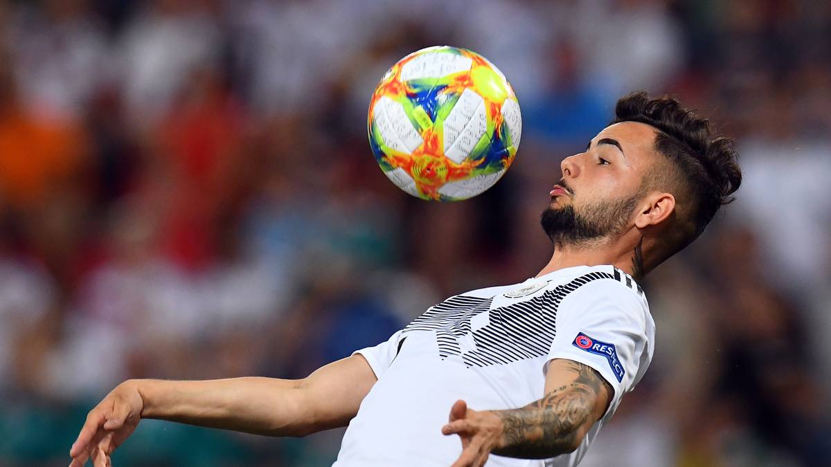 MARCO RICHTER: Der Augsburger ist wohl die größte Überraschung im DFB-Team. Der Flügelstürmer startete überraschend beim Auftaktspiel gegen Dänemark und zahlte Coach Stefan Kuntz das Vertrauen mit zwei Toren und einer Vorlage zurück