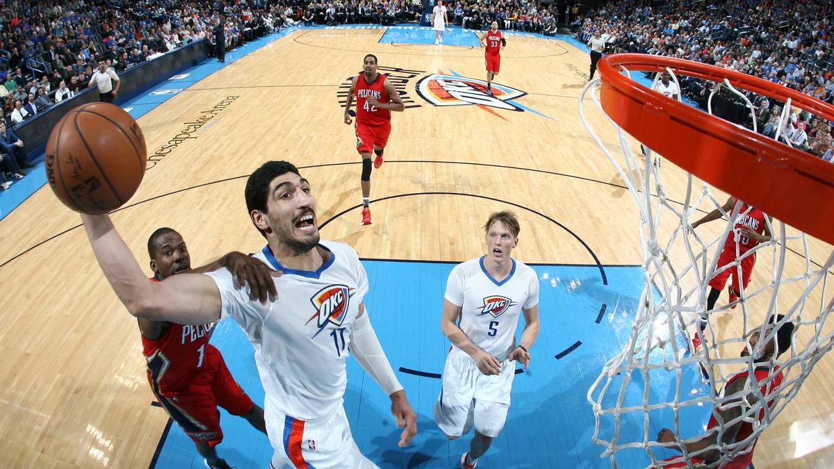 Enes Kanter ist auch  durch ein Foul nicht zu stoppen