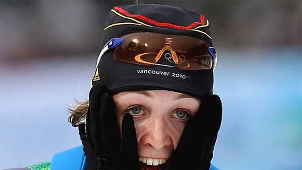 Mit den beiden Olympia-Goldmedaillen in Vancouver 2010 erreicht sie einen Karriere-Meilenstein, auch wenn sie ihr Glück nach dem Triumph scheinbar nicht begreifen kann