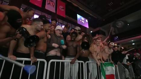 SPORT1-Moderator Nico Kaufmann wird von Fans in der Icon League abgefeiert - und zum Ausziehen aufgefordert. 