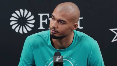 Spurs-Star Victor Wembanyama präsentiert seinen neuen Look: Eine komplette Kahlrasur.