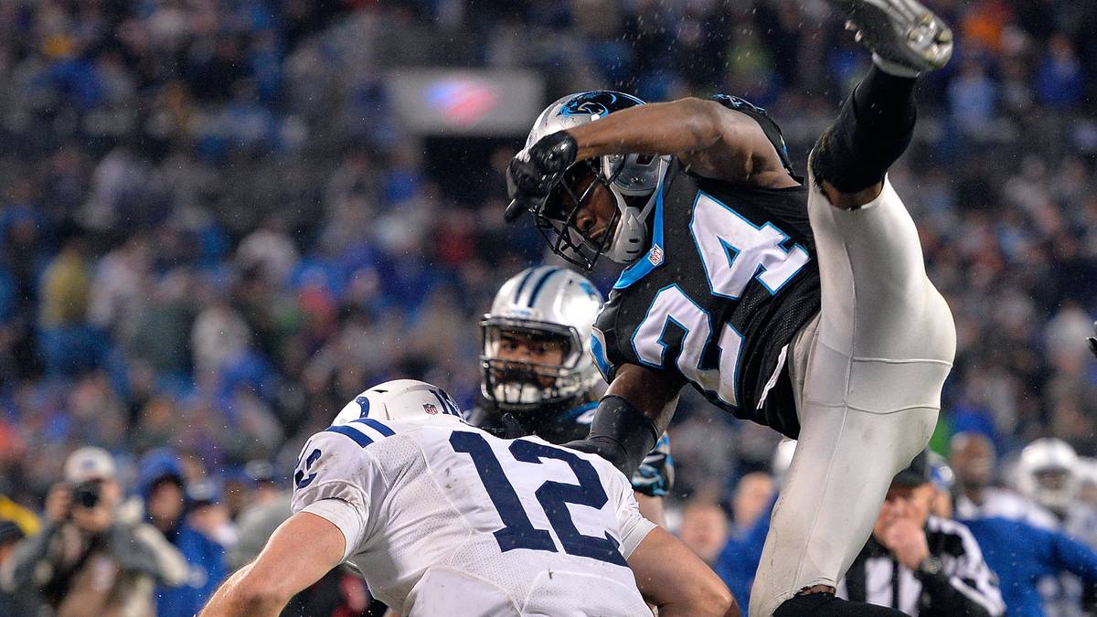 Newtons Gegenüber Andrew Luck muss dagegen mächtig einstecken und wird sogar aus der Luft attackiert