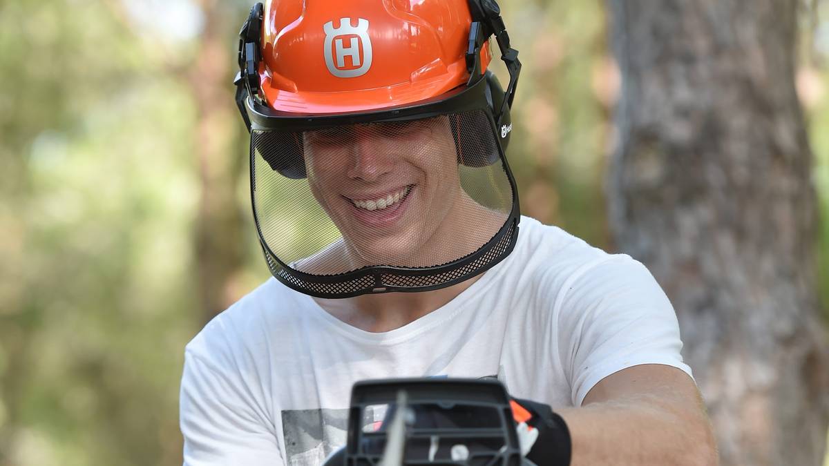 Mit Spaß bei der Arbeit: Weitspringer Markus Rehm versucht sich an der Kettensäge. Der unterschenkelamputierte Leverkusener sprang dieses Jahr in Barcelona mit  8,29 m  zu einem neuen paralymischen Weltrekord
