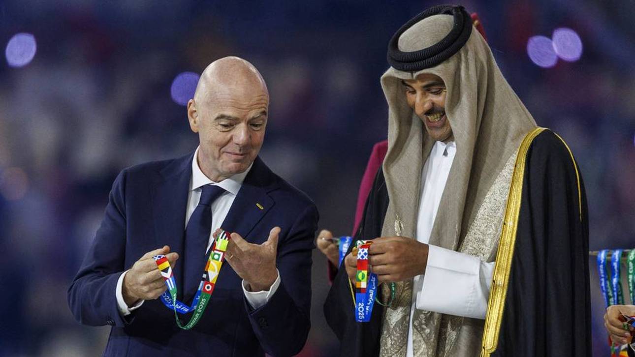 FIFA-Präsident Gianni Infantino (l.) ist gerade in der arabischen Welt beliebt