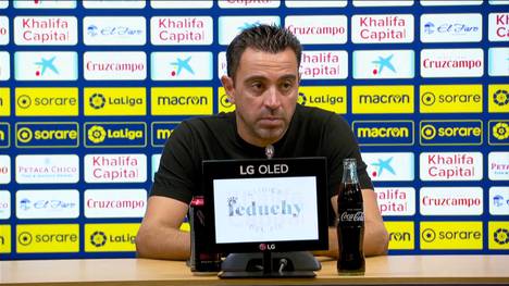 Bei der Partie zwischen Cadiz und Barcelona kam es zu zwei schrecklichen Szenen, als ein Fan einen Herzinfarkt erlitt und ein weiterer von der Tribüne fiel. Xavi äußerte sich zu den Geschehnissen. 