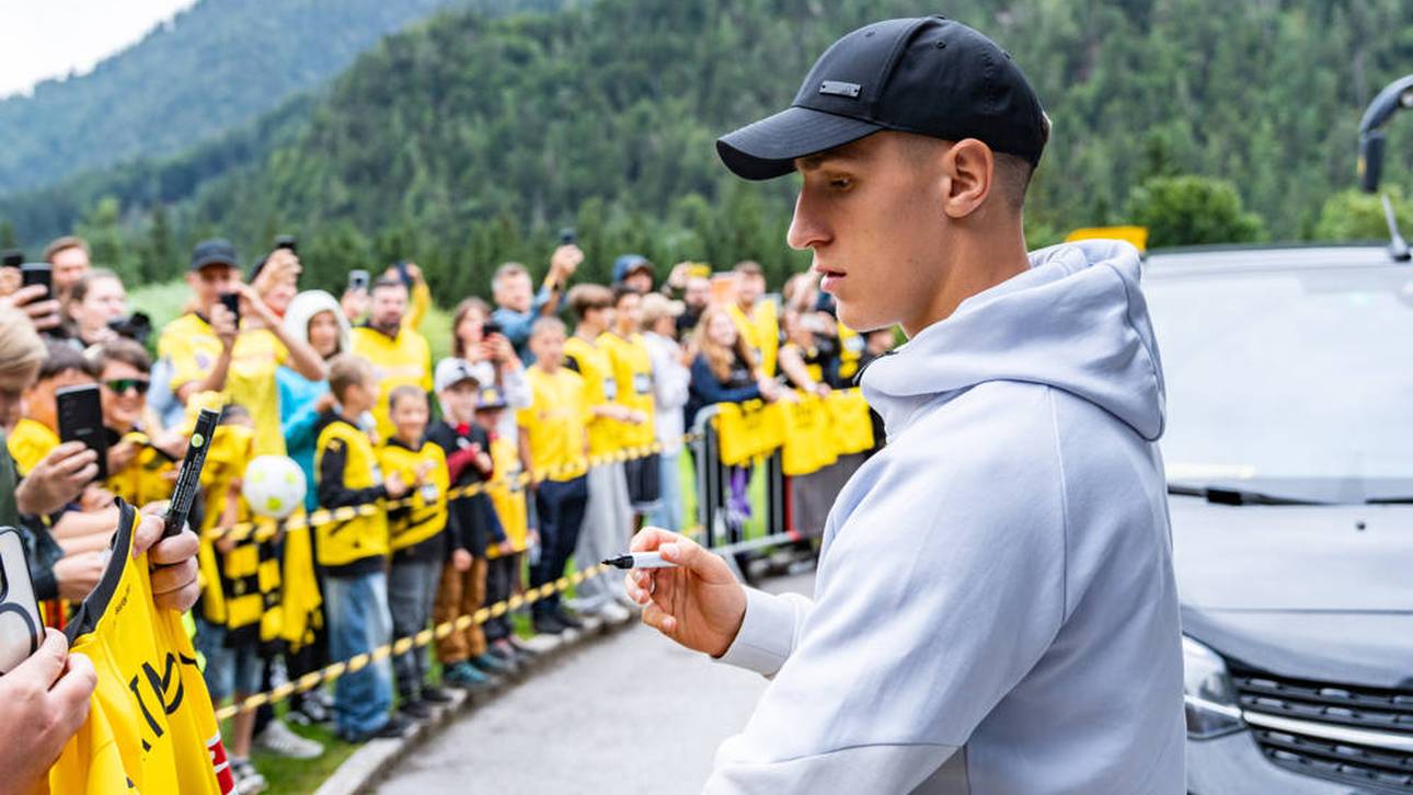 Nico Schlotterbeck gibt den Fans Autogramme