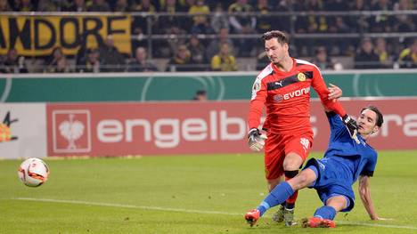 Roman Bürki (l.) schaute nach seinem Patzer dem Ball hinterher, Paderborns Sdrjan Lakic erzielt das 0:1
