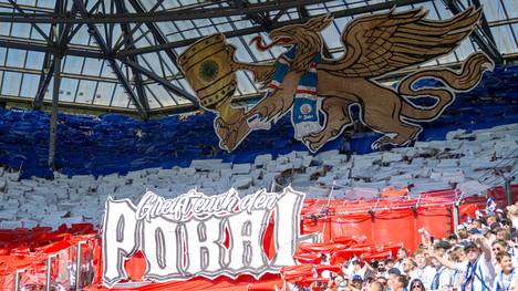 Die Fans von Hansa Rostock sorgen in der 1. Runde des DFB-Pokals mit einheitlichem Dresscode und großer Choreo für eine spektakuläre Kulisse rund um das Spiel gegen die TSG Hoffenheim. Auf dem Rasen setzt dann allerdings nur der Bundesligist die Glanzlichter. Kommentator: Tim Baake.