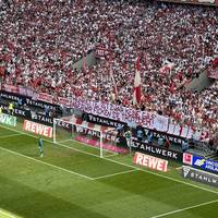 Der 1. FC Köln feiert gegen Union Berlin einen eminent wichtigen Sieg. Während des Spiels taucht ein skandalöses Plakat auf der Tribüne auf. Anschließend meldet sich Christian Keller zu Wort.
