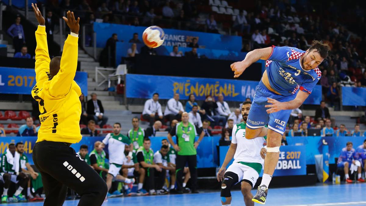 Domagoj Duvnjak legt alle Kraft in diesen Wurf. Auch das Endergebnis kann sich sehen lassen: Mit 28:23 setzen sich die Kroaten gegen Saudi-Arabien durch