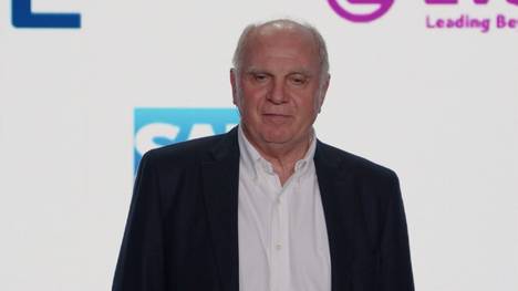 Auf einem Kongress äußert sich der Ehrenpräsident Uli Hoeneß mit klarem Statement zum Fall Robert Lewandowski beim FC Bayern München.