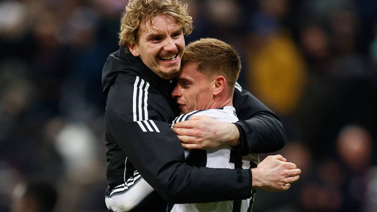 Nick Woltemade herzt den Matchwinner Harvey Barnes