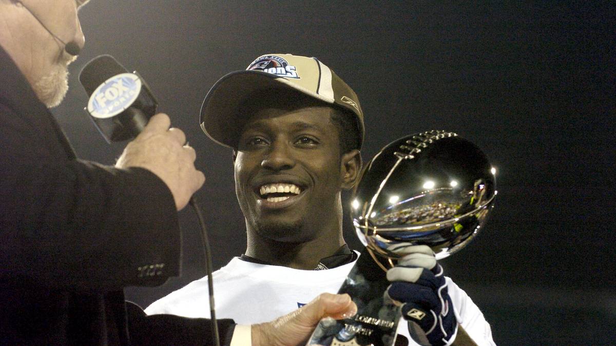 Mit Wide Receiver Deion Branch von den Patriots wird bis dato erst zum dritten Mal in der Super-Bowl-Geschichte ein Offensivspieler zum MVP gewählt, der keinen Touchdown in der Partie erzielen konnte. Mit elf Receptions für 133 Yards ist Branch aber der Fixpunkt in Bradys Offense, bei der auch das Running Game (112 Yards) funktioniert