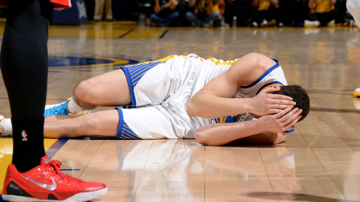 Auch im fünften Duell mit den Raketen aus Texas geht es rund. Klay Thompson macht ebenfalls Bekanntschaft mit Ariza, diesmal ist es das Knie. An Schläfe und Ohr getroffen geht der Weltmeister zu Boden...