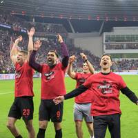 Bayer Leverkusen trifft erneut spät und zieht ins Finale der Europa League ein. Die internationale Presse huldigt Leverkusens Last-Minute-Mentalität - und erklärt Bayer für unbezwingbar.