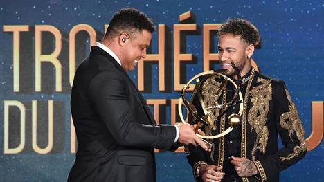 Neymar (r.) bekam die Trophäe für den besten Spieler des Jahres in der Ligue 1 von Ronaldo überreicht