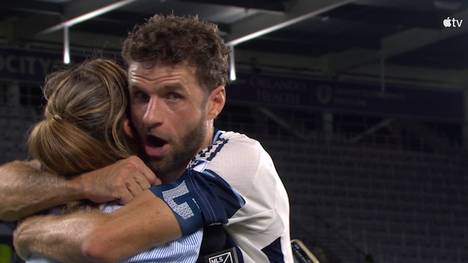 Nach der Partie gegen Orlando City spricht Thomas Müller über den Comeback-Sieg der Vancouver Whitecaps und lässt sich dabei sogar zu einer Umarmung mit der Reporterin des Klubs hinreißen. 