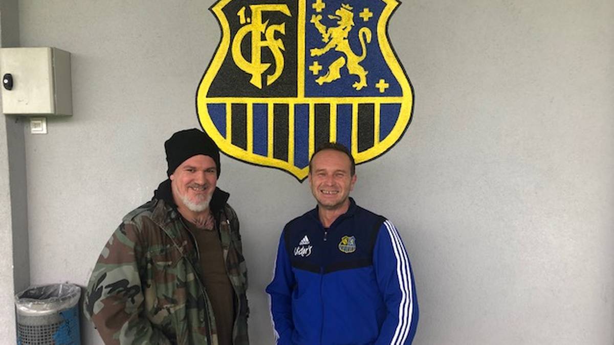 Gute Laune: SPORT1-Reporter Reinhard Franke (l.) traf sich in Saarbrücken mit FCS-Coach Dirk Lottner zum Interview
