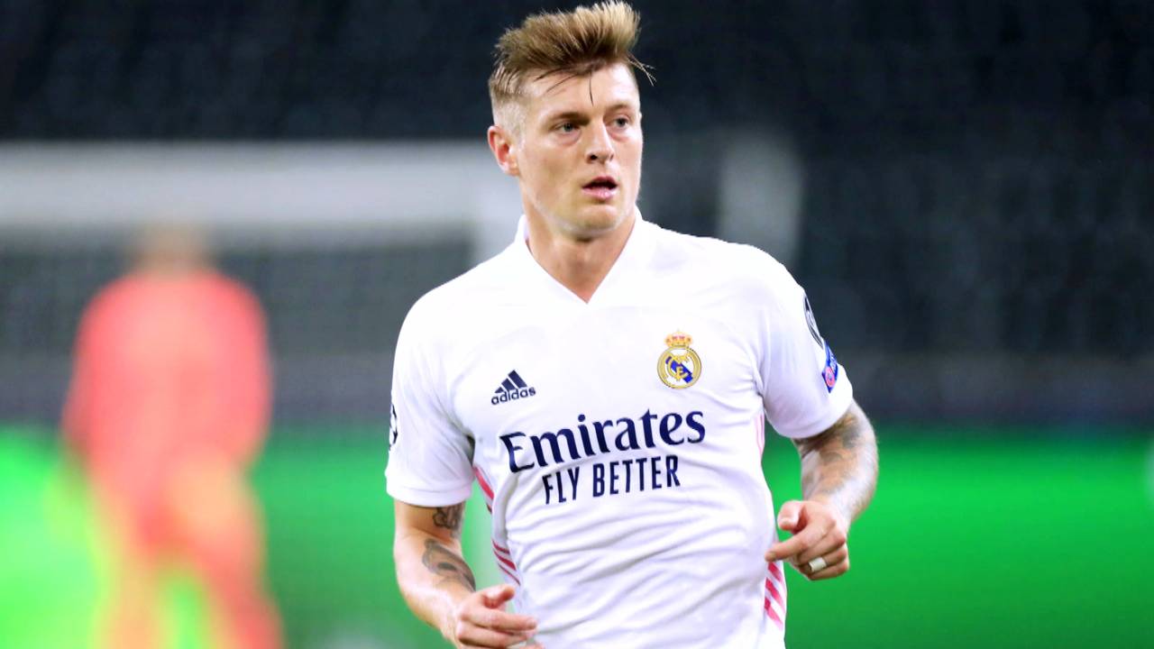 Toni Kroos von Real Madrid mit Spitze gegen Antoine Griezmann von Atletico