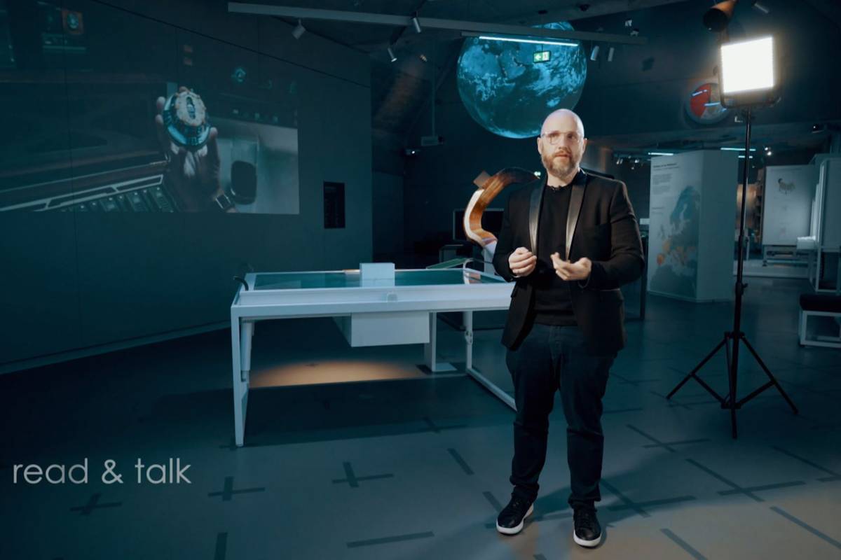 In der ersten Folge von Read&Talk im neuen Jahr werfen wir einen Blick in die Zukunft. Alles spricht von K.I., der Künstlichen Intelligenz. Was versteht man darunter und welche Bedeutung kann diese Entwicklung auch für Menschen mit Behinderung haben? Moderatorin Anita Read versucht Antworten zu finden. Hierzu trifft sie sich unter anderem mit Maike Schlegel vom Deutschen Museum Nürnberg, Dr. Berit Blanc vom deutschen Forschungszentrum für Künstliche Intelligenz und Cornelius Zeitlmann vom Berufsförderungswerk München.