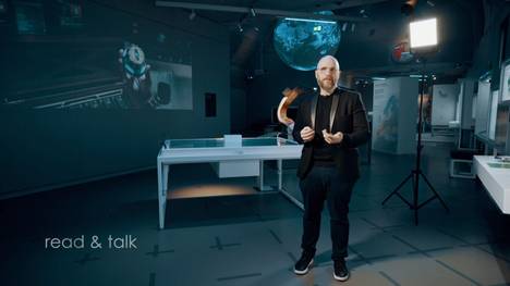 In der ersten Folge von Read&Talk im neuen Jahr werfen wir einen Blick in die Zukunft. Alles spricht von K.I., der Künstlichen Intelligenz. Was versteht man darunter und welche Bedeutung kann diese Entwicklung auch für Menschen mit Behinderung haben? Moderatorin Anita Read versucht Antworten zu finden. Hierzu trifft sie sich unter anderem mit Maike Schlegel vom Deutschen Museum Nürnberg, Dr. Berit Blanc vom deutschen Forschungszentrum für Künstliche Intelligenz und Cornelius Zeitlmann vom Berufsförderungswerk München.