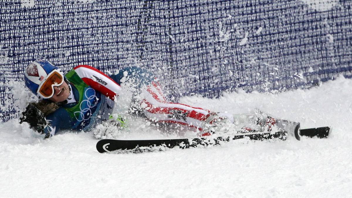 Beim Riesenslalom der Spiele fliegt Vonn dann bei sehr schlechter Sicht heftig in die Fangzäune und bricht sich einen Finger