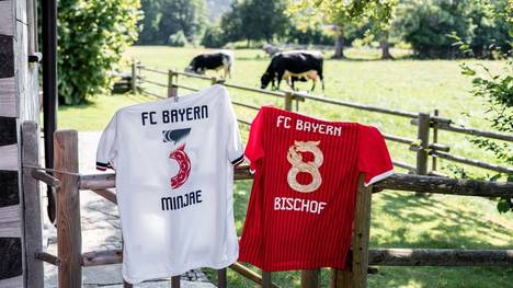 Der FC Bayern präsentiert für seine Asienreise mit Stationen in Südkorea und Hongkong zwei exklusive Sondereditionen der Trikotbeschriftung. Die Flock-Designs greifen dabei Elemente der jeweiligen lokalen Kultur auf.