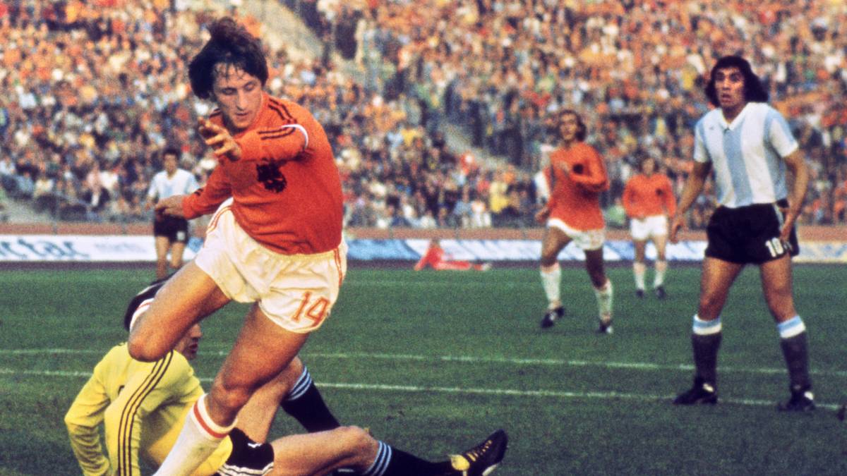 PLATZ 6: JOHAN CRUYFF - Ohne ihn wäre der Fußball nicht das, was er heute ist, ein Revolutionär als Spieler wie später auch als Trainer. Führte Ajax Amsterdam 1971-73 dreimal auf Europas Thron, verpasste bei der WM 1974 mit den Niederlanden knapp die Krönung