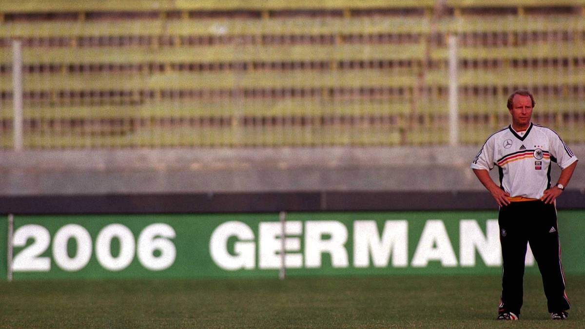 Nur drei Tage nach dem Spiel zieht Vogts die Konsequenzen: Er bietet DFB-Präsident Egidius Braun seinen Rücktritt an, er sehe wegen des öffentlichen Drucks keine Möglichkeit mehr, das Team sinnvoll auf die EM 2000 vorzubereiten