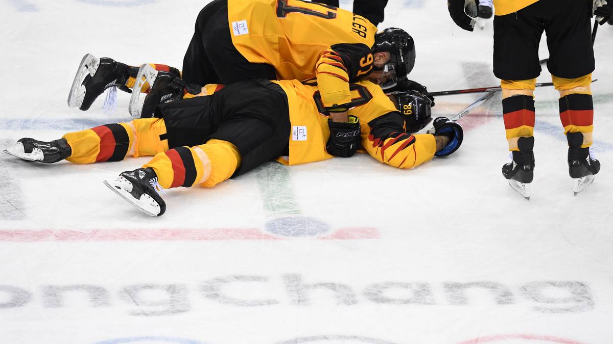 FLOP - BRUTALO-CHECK GEGEN WOLF: Bei der sensationellen Halbfinal-Pleite gegen Deutschland lässt der Kanadier Gilbert Brule seinem Frust freien Lauf. Brule streckt David Wolf mit einem frontalen Check nieder und kassiert eine Fünf-Minuten-Strafe plus Spieldauerdisziplinarstrafe