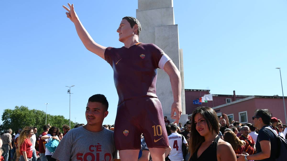 Vor dem Stadio Olimpico freuen sich die Anhänger auf die Abschiedsvorstellung. Diese beiden haben sogar eine Statue mitgebracht, die den "Kaiser von Rom" imposant darstellt