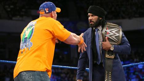 Jinder Mahal (r.) wurde diese Woche bei WWE SmackDown Live von John Cena herausgefordert