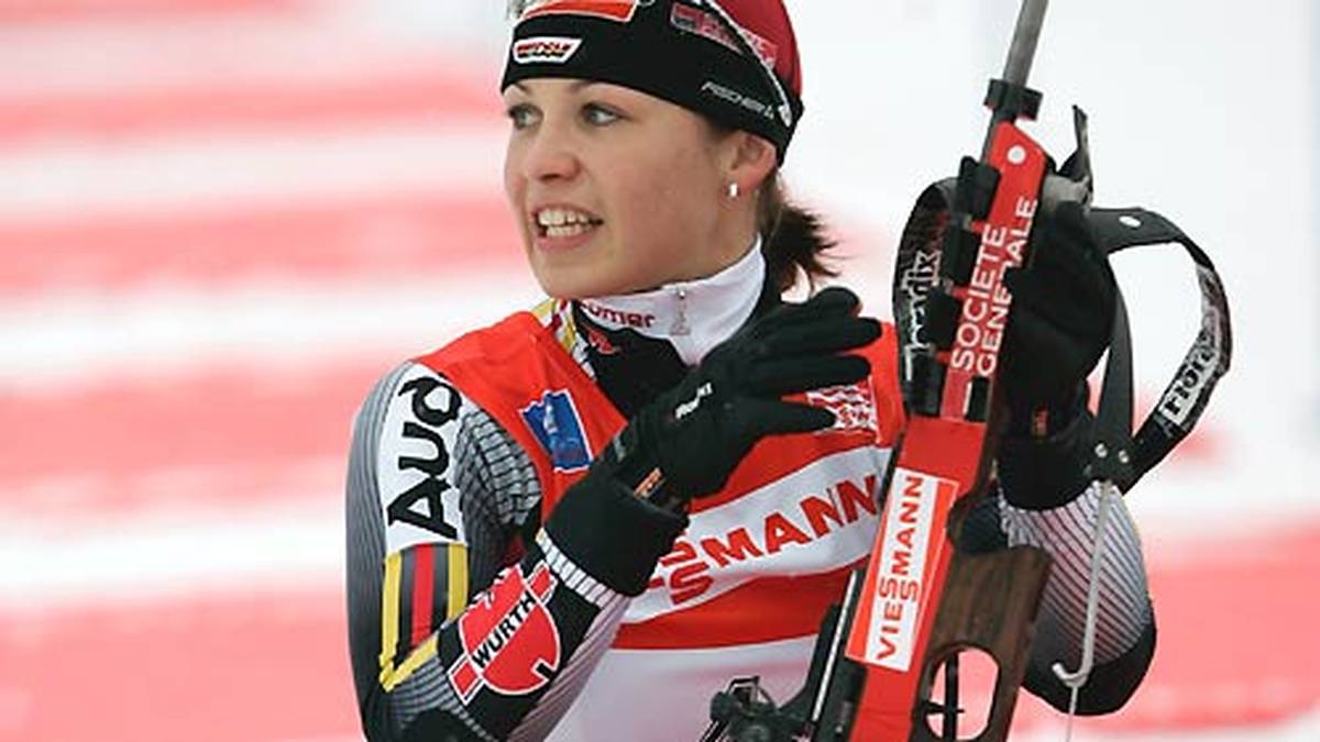 Dort zeigt sie immer wieder mal Nerven und verläßt den Schießstand mit mehreren Strafminuten oder Strafrunden im Gepäck. Im Laufe der Zeit bekommt sie dieses Problem mithilfe eines Mentaltrainers aber besser in der Griff