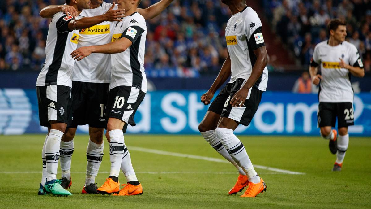 Es kommt noch dicker für S04: Nach einer traumhaften Kombination netzt Raffael zum 1:0 für die Borussia