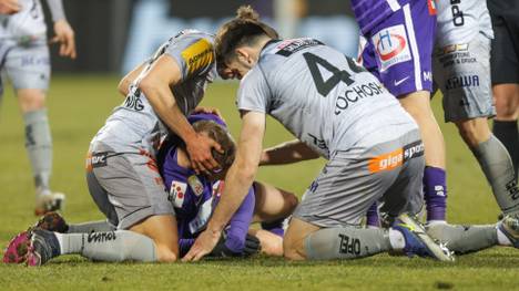 In der Partie zwischen Austria Wien und dem Wolfsberger AC kommt es zu einer dramatischen Szene. Verteidiger Georg Teigl verschluckt seine Zunge, sein Gegenspieler reagiert schnell.