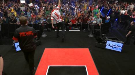 Damon Heta ist für seine extravaganten Walk-Ons bekannt. Beim NEO.bet German Darts Grand Prix München 2024 heizt er die Stimmung mit "Skandal im Sperrbezirk" an und die Fans sorgen für einen Gänsehautmoment.