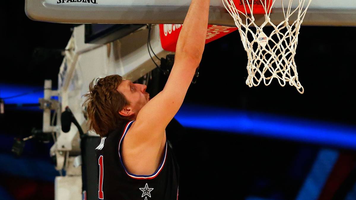 Die deutsche Basketball-Legende sorgt auch für eines der Highlights des Spiels. Auch im hohen Alter kann er noch dunken. Viel cooler ist aber sein Jubel...