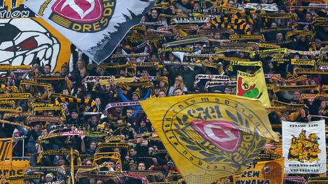 Fans von Dynamo Dresden beim Spiel gegen Energie Cottbus  - 3. Liga