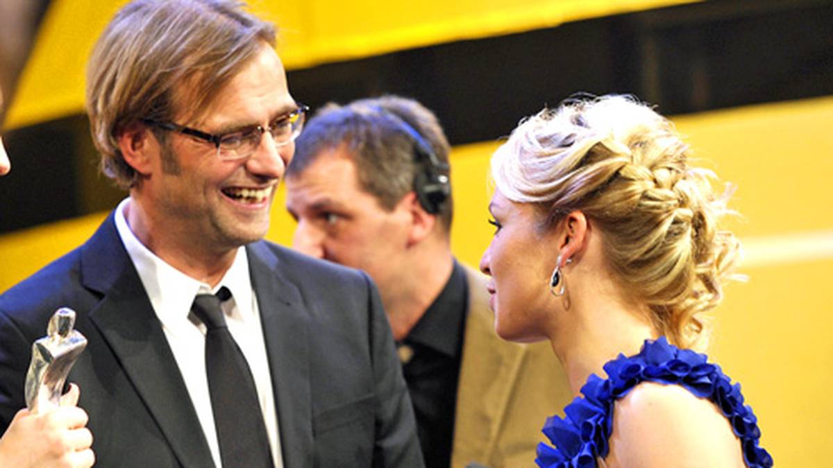Inmitten ihrer Abschluss-Tournee wird Neuner zum zweiten Mal in ihrer Laufbahn zur Sportlerin des Jahres gewählt. Den Preis für das Jahr 2011 überreicht ihr der Trainer der Mannschaft des Jahres, Jürgen Klopp (l.) vom Deutschen Meister Borussia Dortmund