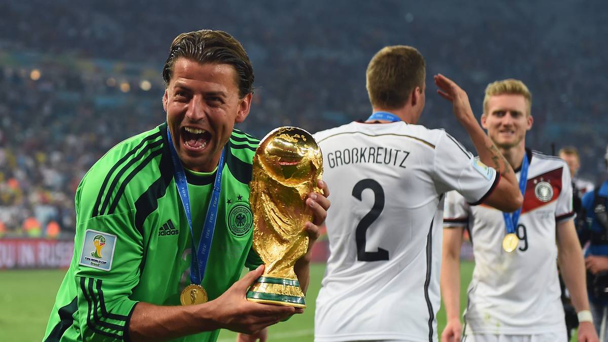 ROMAN WEIDENFELLER: Der damalige Schlussmann von Borussia Dortmund wurde 2014 ohne Einsatz Weltmeister. Das letzte seiner fünf Länderspiele bestritt er im Juni 2015 gegen Gibraltar.