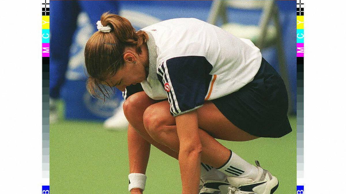 VERLETZUNGEN UND STEUERAFFÄRE: 1997 konnte sie verletzungsbedingt gerade einmal 19 Partien bestreiten. Im Juni verletzte sie sich am Knie, was sie zu einer zwölfmonatigen Pause zwang. In dieser Zeit holte sich die junge Martina Hingis die Führung in der Weltrangliste