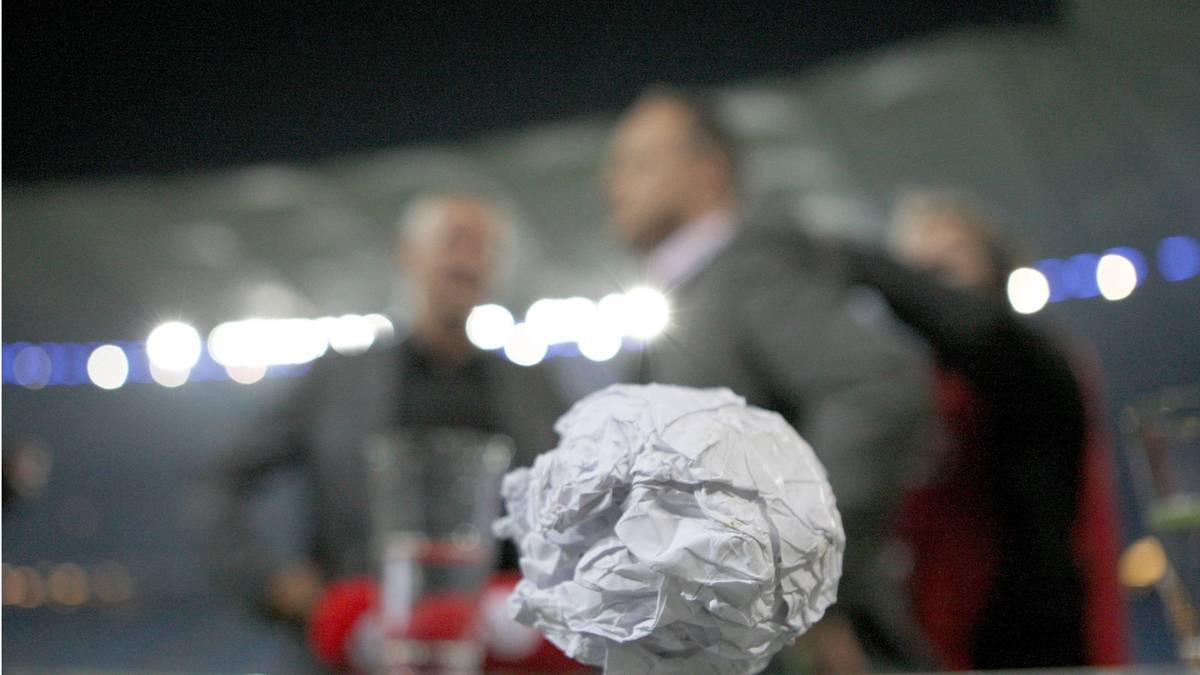 Am Ende wird diese Papierkugel Martin Jol zum Verhängnis. Im UEFA-Cup-Rückspiel gegen Nordrivale Werder Bremen lenkt die ausgerechnet von einem HSV-Fan geworfene Kugel den Ball zur Ecke. Aus dieser fällt das entscheidende Tor für die Bremer. Auch im DFB-Pokal scheitert der HSV an Werder. Jol flieht daraufhin zurück in die Niederlande