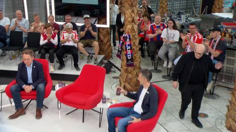 Manager-Legende kommt zu spät in STAHLWERK Doppelpass nach der Werbung - und erntet vom Publikum Applaus. 