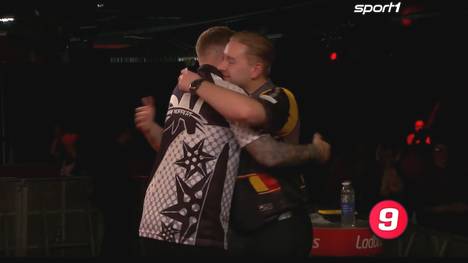 Danny Noppert sorgt am ersten Tag der UK Open für ein großes Highlight. Seine Partie gegen Dimitri Van den Bergh beendet er mit einem 9-Darter. 